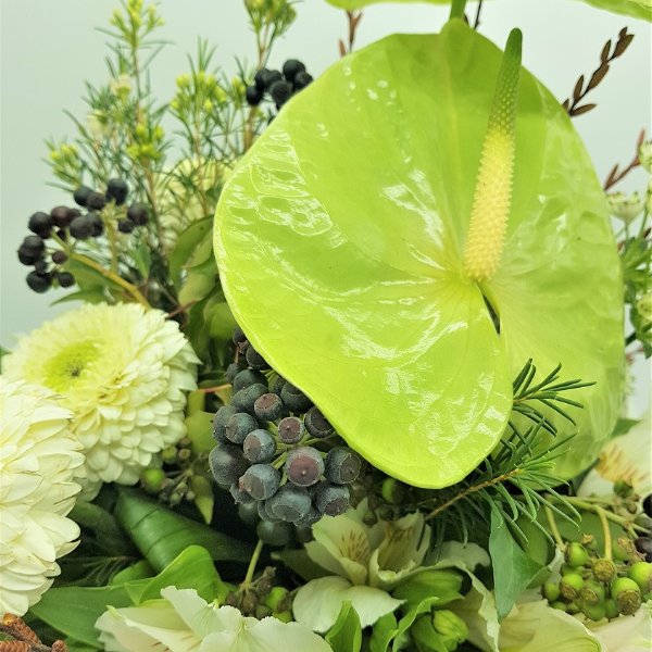 Weiß-grüner Blumenstrauß mit Anthurien Bild 3