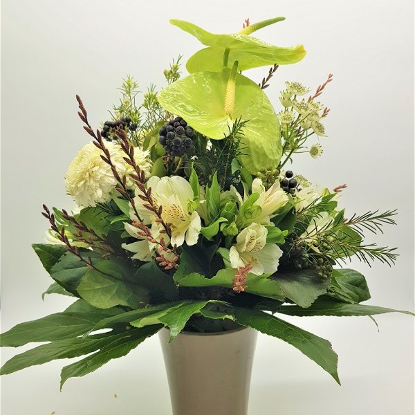 Weiß-grüner Blumenstrauß mit Anthurien Bild 1